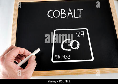 Symbole de l'élément chimique cobalt tiré sur une ardoise avec une craie noire, conceptual image Banque D'Images