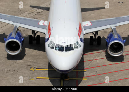 British Airways Airbus A319-100 G-enregistrement avec énergie sur la piste de l'aéroport de Düsseldorf. Banque D'Images