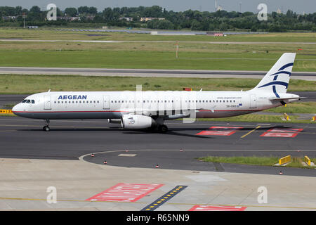 Le Grec Aegean Airlines Airbus A321-200 à l'inscription sur la voie de circulation DVO-SX de l'aéroport de Düsseldorf. Banque D'Images