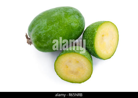 Acca sellowiana feijoa fruit tropical isolé sur fond blanc. Vue d'en haut. Motif de mise à plat Banque D'Images