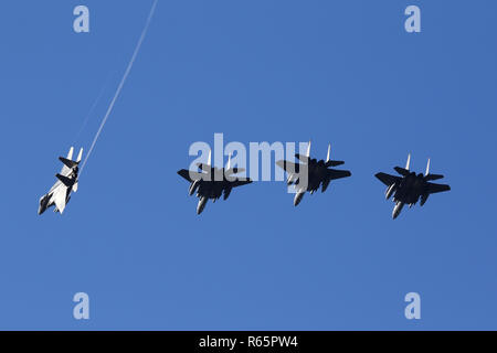 Quatre navires de F-15E Strike résident aigles sur les frais généraux pause RAF Lakenheath avant l'atterrissage. Banque D'Images