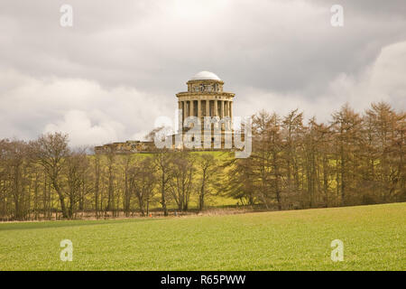 Le Mausolée Monument à éclairages spectaculaires dans le parc du château d'Howard Stately Home North Yorkshire Angleterre UK Banque D'Images