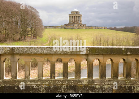 Le Mausolée Monument à éclairages spectaculaires dans le parc du château d'Howard Stately Home North Yorkshire Angleterre UK Banque D'Images