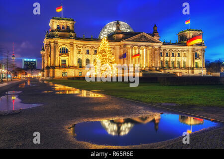 Et l'arbre de Noël du Reichstag à Berlin Banque D'Images