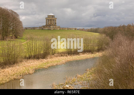 Le Mausolée Monument à éclairages spectaculaires dans le parc du château d'Howard Stately Home North Yorkshire Angleterre UK Banque D'Images