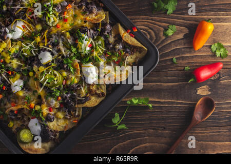 Vue de dessus du pan au four avec des nachos, fromage, viande de boeuf aux haricots noirs, poivrons, les jalapenos Banque D'Images