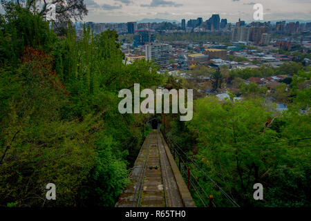 Le tram jusqu'à la sommet de la colline, colline de San Cristobal, Santiago, Chili Banque D'Images