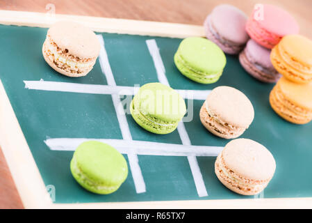 Le tic-tac-toe avec macarons Banque D'Images