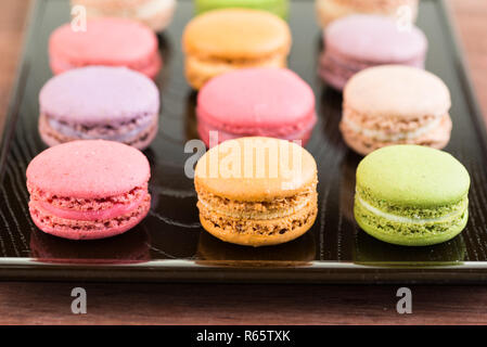 Macarons sur un plateau de laque close up Banque D'Images