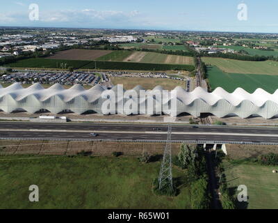 Vue aérienne de AV Mediopadana gare ferroviaire à grande vitesse par Santiago Calatrava à Reggio Emilia, Italie Banque D'Images