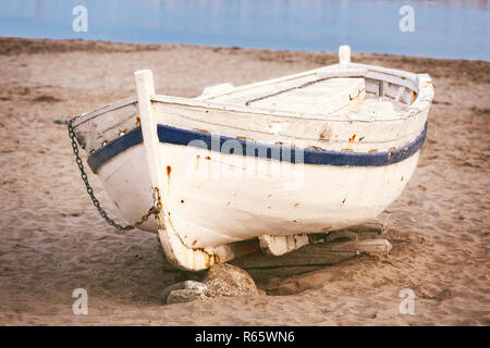 Vieux bateau sur le sable Banque D'Images