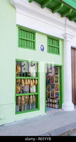 Boutique de souvenirs à La Havane Cuba rempli d'éléments colorés destinés aux touristes. Banque D'Images