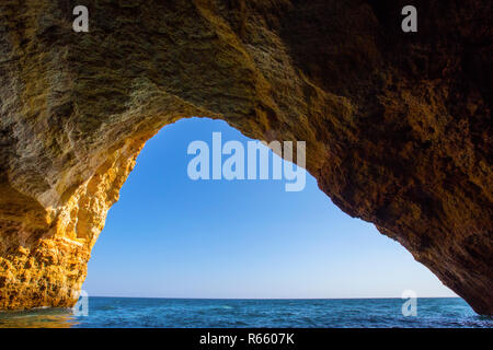 Vue à partir de l'étonnante Benagil grottes le long de la côte de l'Algarve au Portugal. Banque D'Images