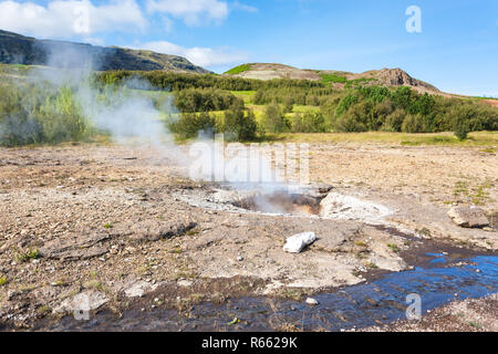 Peu de geyser la région des sources chaudes de Haukadalur Banque D'Images