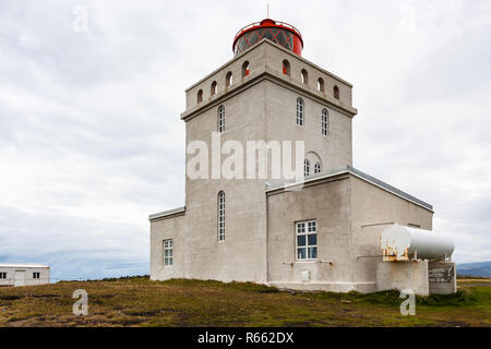 L'extérieur de l'Dyrholaeyjarvit phare en Islande Banque D'Images