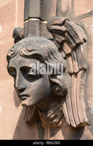 Une belle sculpture en pierre orné à l'extérieur de la ruine bombardée de la cathédrale de Coventry, au Royaume-Uni. Banque D'Images