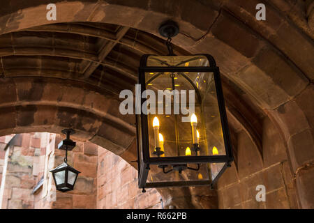 Un gros plan de l'ancienne lampe à l'entrée d'archway St. Marys Guildhall à Coventry, Royaume-Uni. Banque D'Images