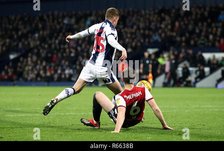 West Bromwich Albion's Harvey Barnes (à gauche) marque son premier but de côtés du jeu pendant le match de championnat Skybet Au The Hawthorns, West Bromwich. Banque D'Images