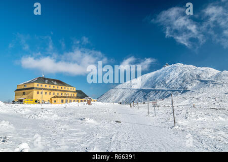 Slezsky dum Slaski (Dom) refuge de montagne Snezka avec pic en arrière sur une journée ensoleillée en hiver, les montagnes de Krkonose, Poland-Czech frontière République Banque D'Images