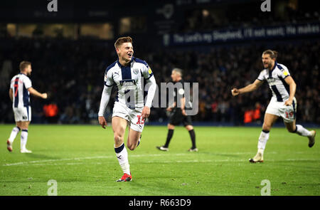 West Bromwich Albion's Harvey Barnes (centre) marque son premier but de côtés du jeu pendant le match de championnat Skybet Au The Hawthorns, West Bromwich. Banque D'Images