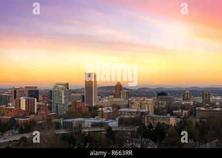 Coucher de soleil sur Portland OU Cityscape et Mt Hood Banque D'Images