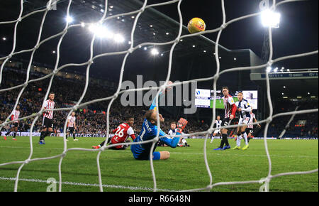 West Bromwich Albion's Harvey Barnes (centre, derrière) marque son premier but de côtés du jeu pendant le match de championnat Skybet Au The Hawthorns, West Bromwich. Banque D'Images