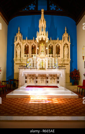 Église en Ecosse, une des nombreuses grâces, éclairé de bougies, intérieur de l'église, l'autel Banque D'Images