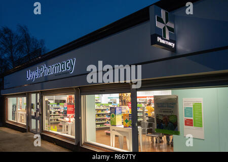 Shop éclairé avant de signer à la tombée de la Lloyds chimiste à Dinnington Sheffield, UK Banque D'Images