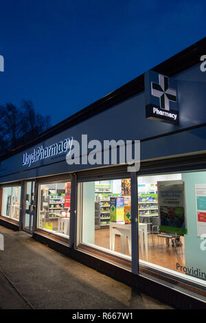 Shop éclairé avant de signer à la tombée de la Lloyds chimiste à Dinnington Sheffield, UK Banque D'Images