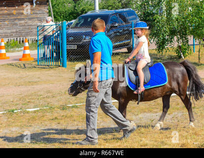 Zarechany, Ukraine - le 10 juin 2018. L'équitation. Réunion des habitants sur le festival du village de Zarechany. Les événements publics, la charité, rural Banque D'Images