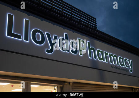 Chimiste Lloyds illuminée au crépuscule signe à Dinnington Sheffield, UK Banque D'Images