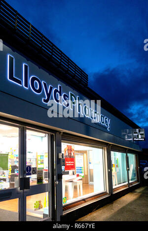 Shop éclairé avant de signer à la tombée de la Lloyds chimiste à Dinnington Sheffield, UK Banque D'Images