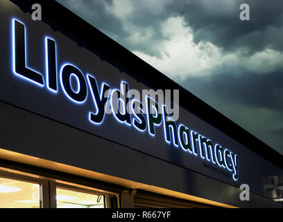 Chimiste Lloyds illuminée au crépuscule signe à Dinnington Sheffield, UK Banque D'Images