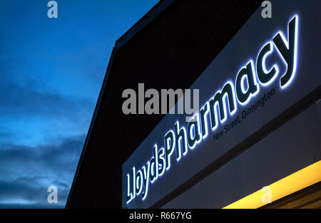 Chimiste Lloyds illuminée au crépuscule signe à Dinnington Sheffield, UK Banque D'Images
