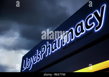 Chimiste Lloyds illuminée au crépuscule signe à Dinnington Sheffield, UK Banque D'Images