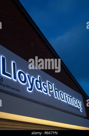 Chimiste Lloyds illuminée au crépuscule signe à Dinnington Sheffield, UK Banque D'Images