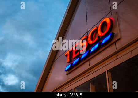 Tesco illuminée au crépuscule signe à Dinnington Sheffield, UK Banque D'Images