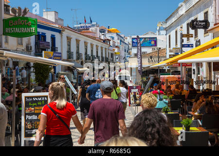 ALBUFEIRA, PORTUGAL - 13 juillet 2018 : une vue de la Rua 5 de Outubro dans la vieille ville d'Albufeira au Portugal, le 13 juillet 2018. Banque D'Images