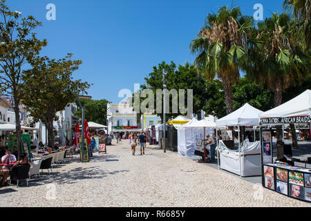 ALBUFEIRA, PORTUGAL - 13 juillet 2018 : une vue d'une des rues de la vieille ville d'Albufeira au Portugal, le 13 juillet 2018. Banque D'Images