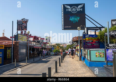 ALBUFEIRA, PORTUGAL - 13 juillet 2018 : une vue de l'Avenida Sá Carneiro, connu comme le Strip, à Albufeira, Portugal, le 13 juillet 2018. La séquence est connue Banque D'Images