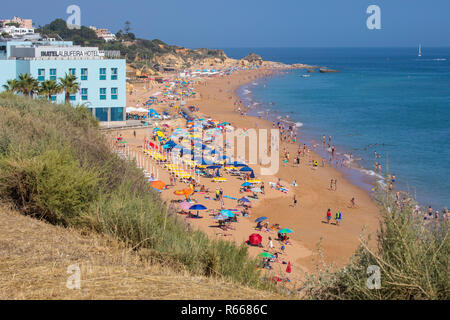 ALBUFEIRA, PORTUGAL - 13 juillet 2018 : une vue sur la magnifique plage de Alemaes à Albufeira, Portugal, le 13 juillet 2018. Banque D'Images