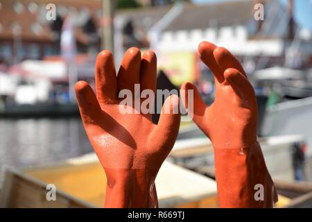 Gants de travail gants en caoutchouc sur le fond du port permanent Banque D'Images