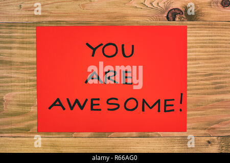 Vous êtes awesome Message sur papier rouge sur la table en bois. Banque D'Images