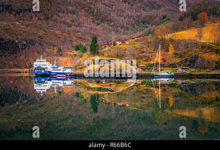 Ferry et bateau ancré sur la rive du fjord dans Flam Banque D'Images