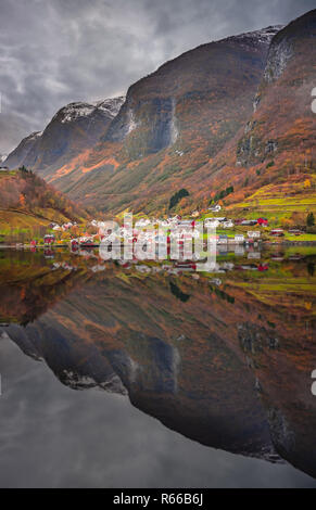 Les petites maisons sur les rives d'un fjord Banque D'Images