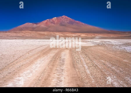 Désert de sable et de gravier route à travers l'Altiplano Banque D'Images