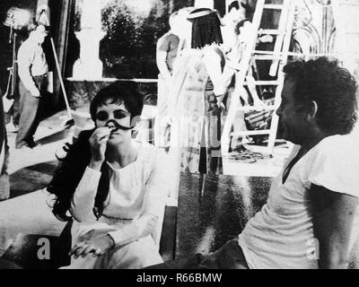 1963 American film historique épique réalisé par Joseph L. Mankiewicz, avec un scénario adapté par Mankiewicz, Ranald MacDougall et Sidney Buchman à partir de l'ouvrage la vie et l'époque de Cléopâtre par Carlo Maria Franzero, histoires de et par Plutarque, Suétone et Appien. Il étoiles Elizabeth Taylor dans le rôle éponyme. Richard Burton, Rex Harrison, Roddy McDowall, et Martin Landau sont présentées dans des rôles de soutien. Il raconte les luttes de Cléopâtre, la jeune reine d'Égypte, de résister aux ambitions impériales de Rome. Hollywood : Crédit Photo Archive / MediaPunch Banque D'Images