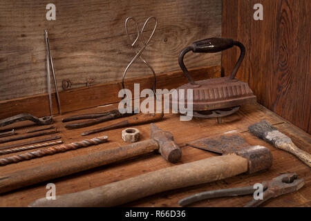 Collection d'outils d'époque sur un fond de bois bleu Banque D'Images