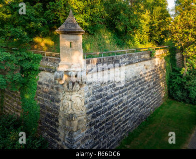 Voir l'ancienne forteresse de la ville de Forchheim en Bavière près de Nuremberg Allemagne avec des gens ayant un verre après le travail sur un bastion Banque D'Images