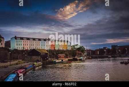 Maisons colorées dans le port de Bristol Banque D'Images